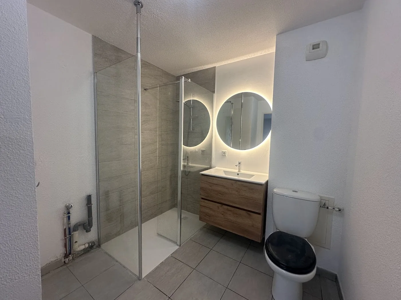 Chantier de plomberie terminé avec installation sanitaire propre